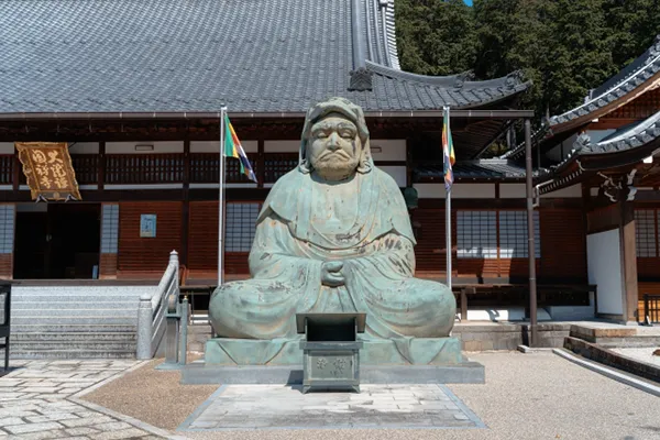Daruma stone statue